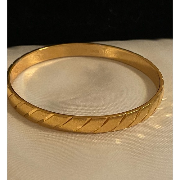 Monet bangle as good as brand new it's a vintage - Picture 6 of 8